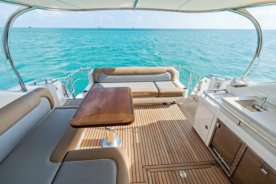 2018 Riviera 4800 Sport Yacht