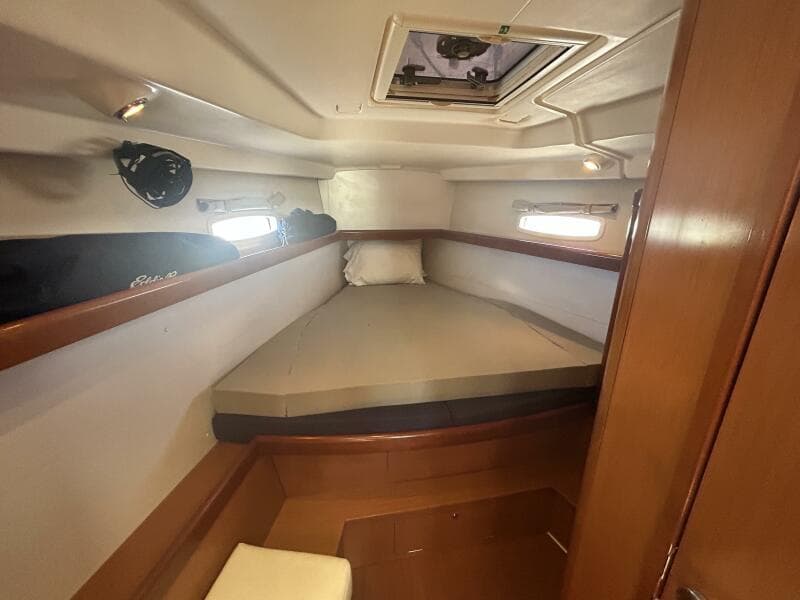 43' Beneteau forward stateroom