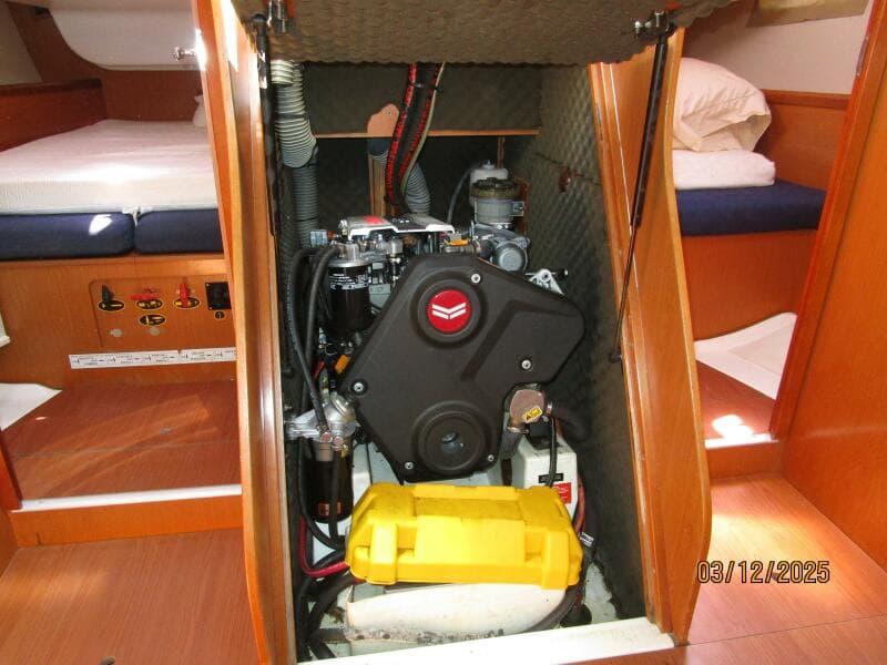 43' Beneteau auxiliary access1