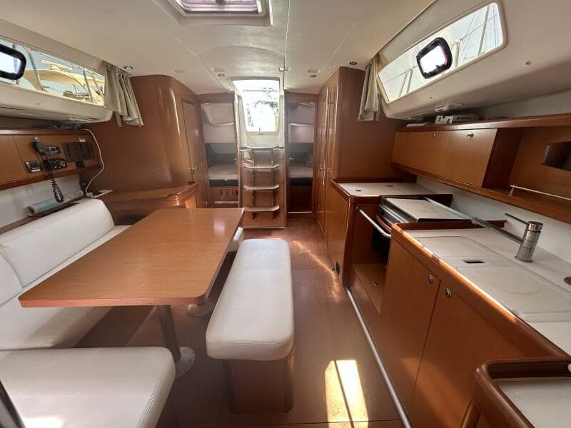 43' Beneteau salon aft