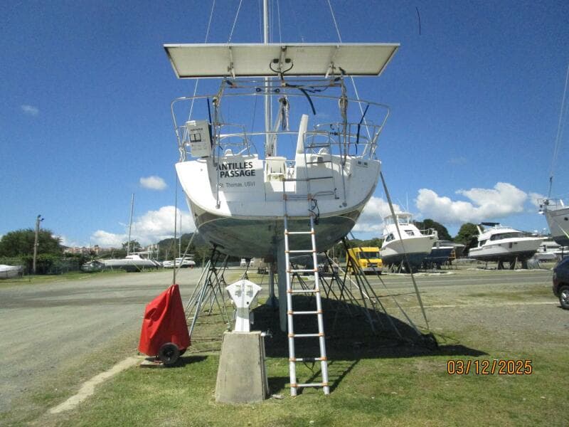 43' Beneteau hauled out aft profile