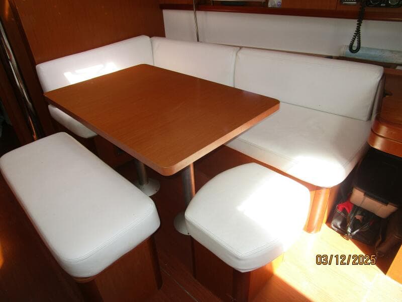 43' Beneteau salon seating