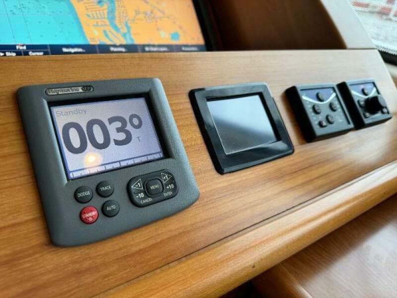 2010 Tiara Yachts 5800 Sovran