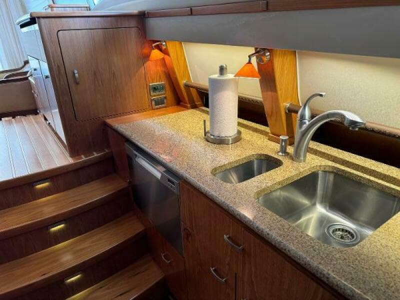 2010 Tiara Yachts 5800 Sovran