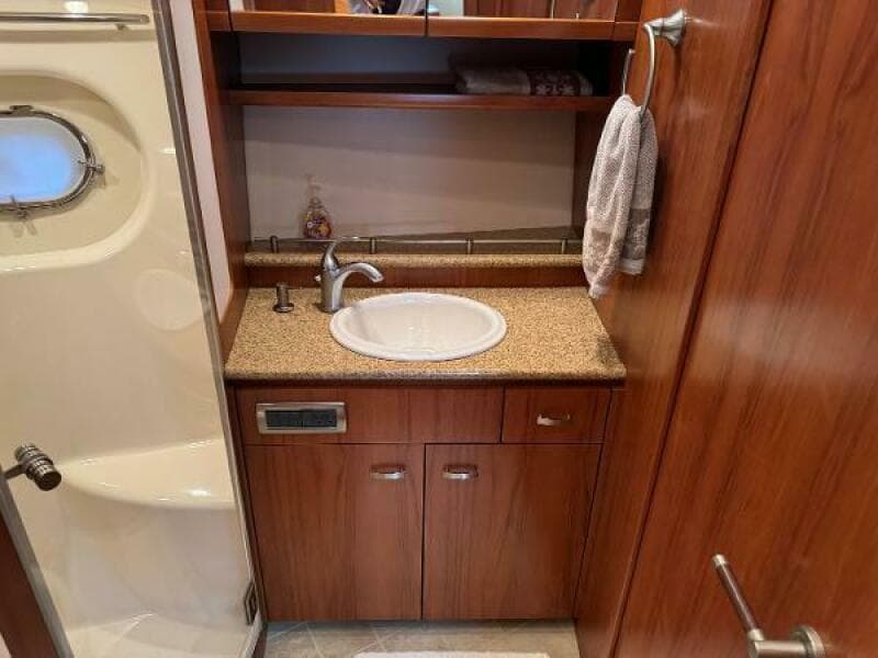 2010 Tiara Yachts 5800 Sovran