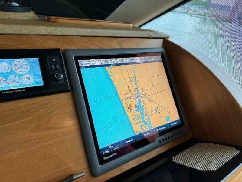 2010 Tiara Yachts 5800 Sovran