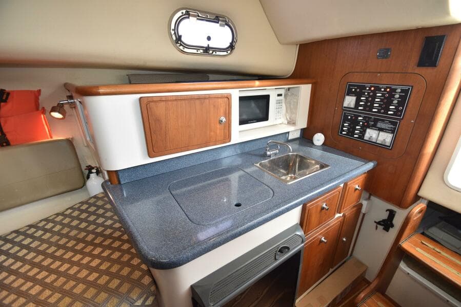 2005 Pursuit 3070 Offshore Express