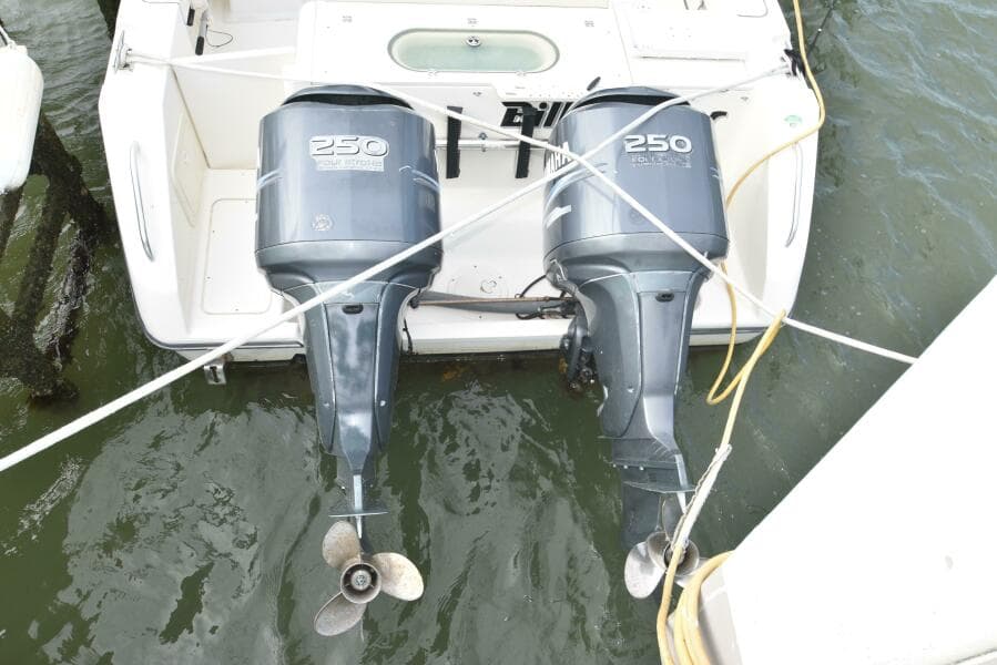 2005 Pursuit 3070 Offshore Express