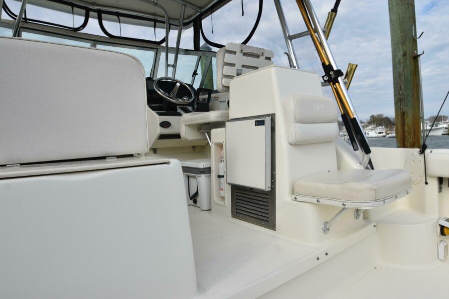 2005 Pursuit 3070 Offshore Express