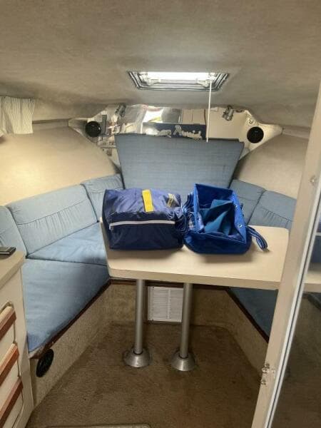 1989 Carver 2557 Montego