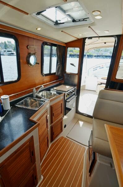 2013 Ranger Tugs R-31 CB