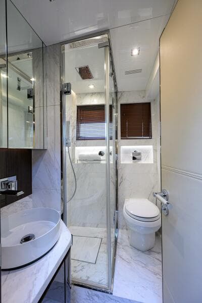 Guest Twin Cabin Head, also has Access from Companionway to act as Day Head