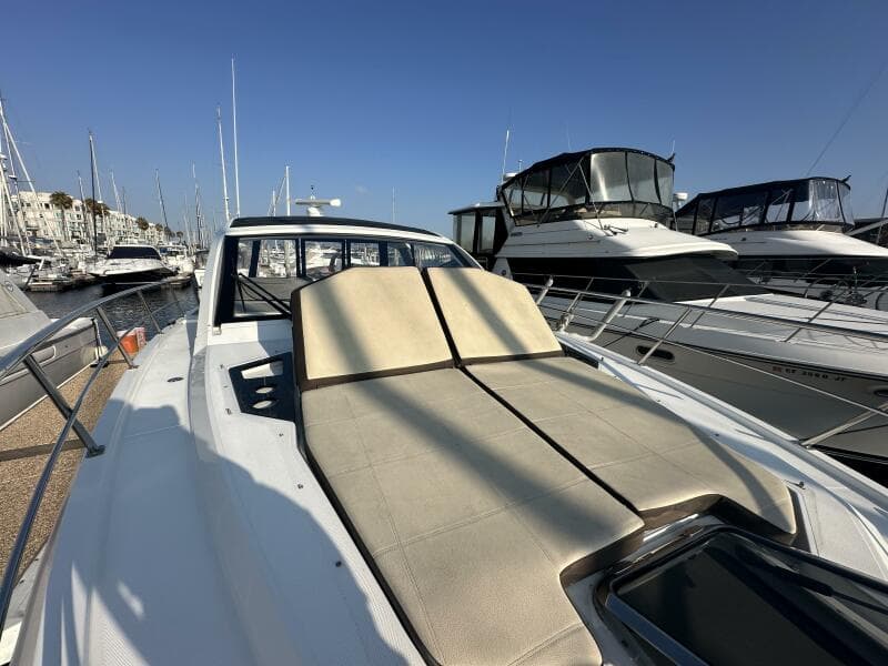 2017 Cruisers Yachts 390 Express Coupe