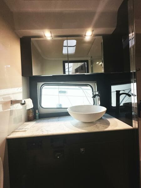 2017 Cruisers Yachts 390 Express Coupe