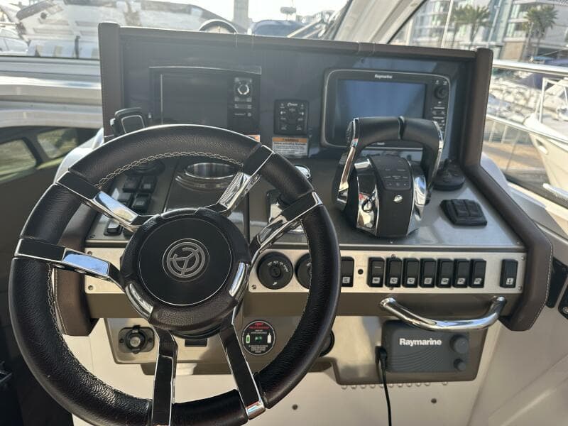 2017 Cruisers Yachts 390 Express Coupe