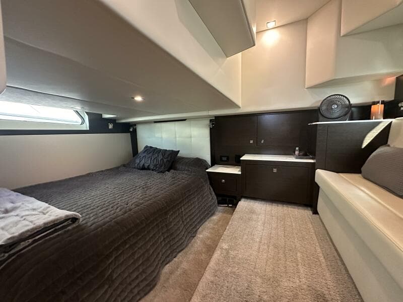 2017 Cruisers Yachts 390 Express Coupe