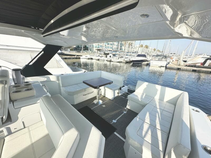 2017 Cruisers Yachts 390 Express Coupe