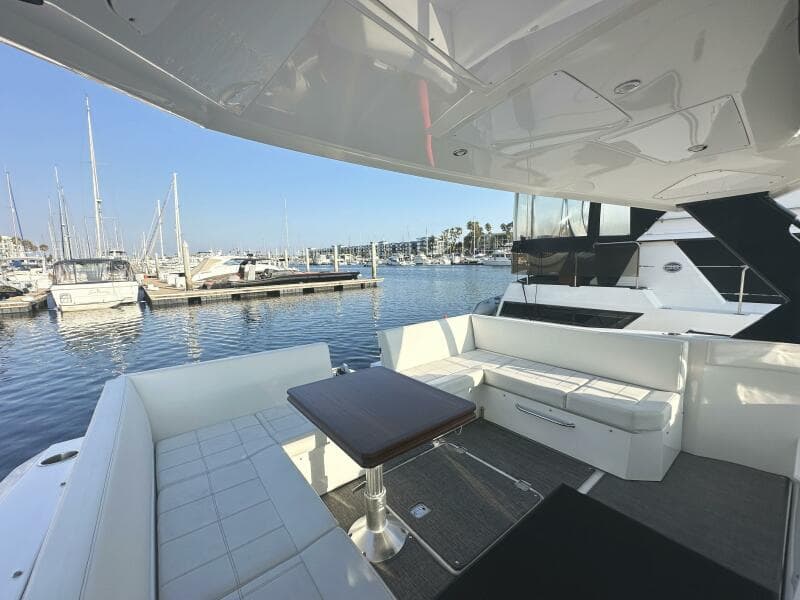 2017 Cruisers Yachts 390 Express Coupe
