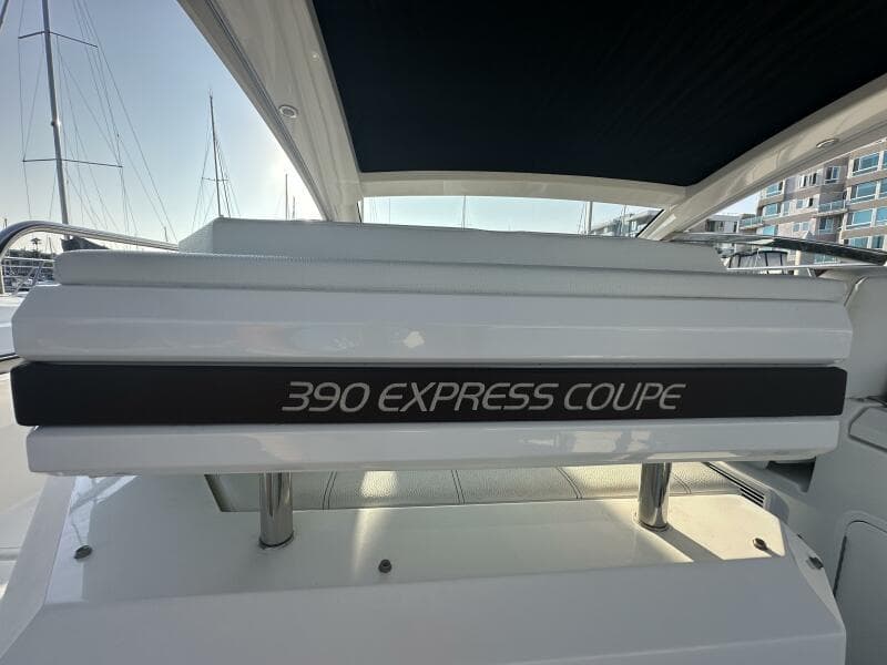 2017 Cruisers Yachts 390 Express Coupe