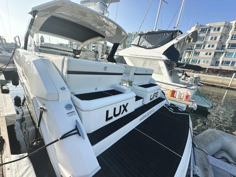 2017 Cruisers Yachts 390 Express Coupe