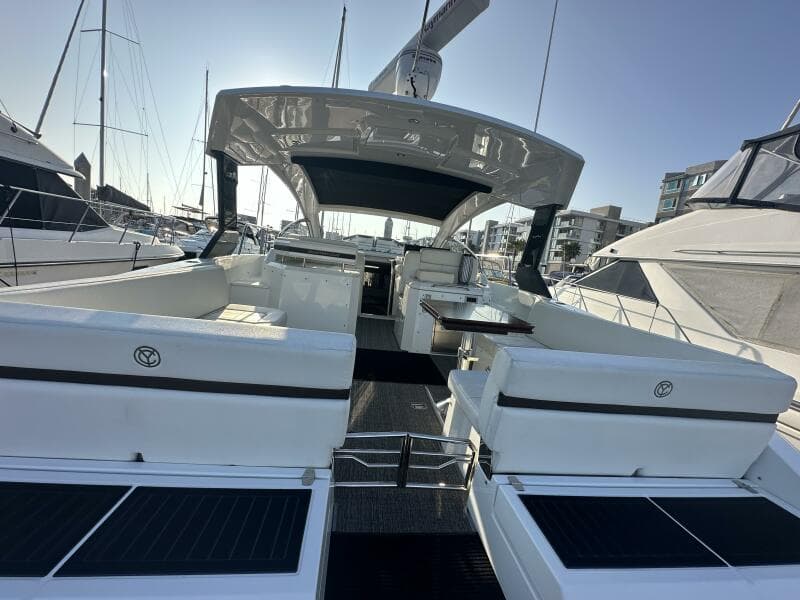 2017 Cruisers Yachts 390 Express Coupe