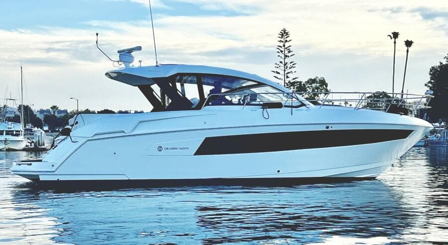 2017 Cruisers Yachts 390 Express Coupe