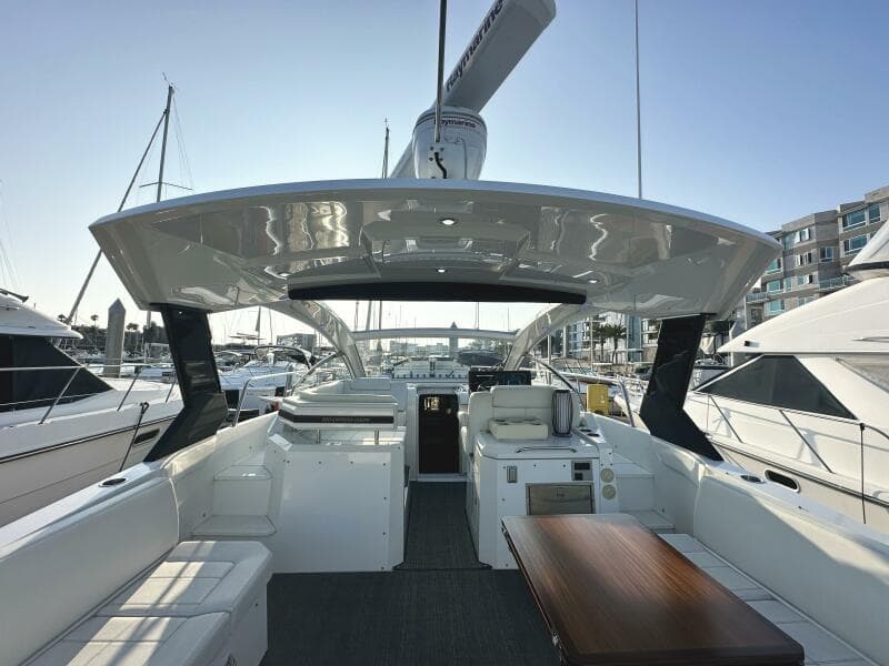 2017 Cruisers Yachts 390 Express Coupe
