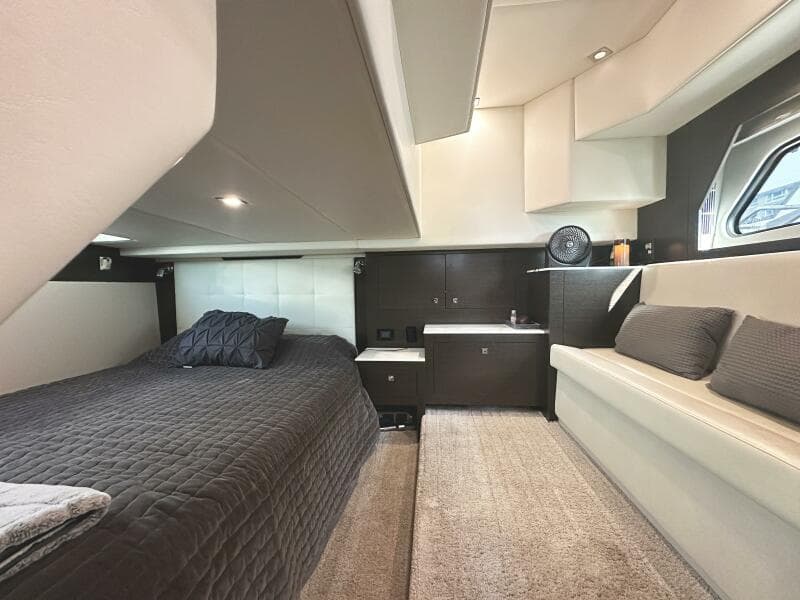 2017 Cruisers Yachts 390 Express Coupe