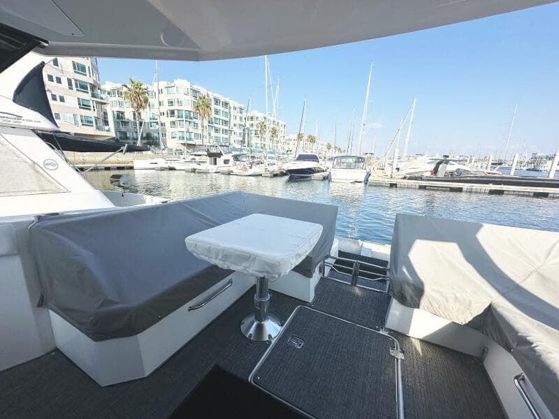 2017 Cruisers Yachts 390 Express Coupe
