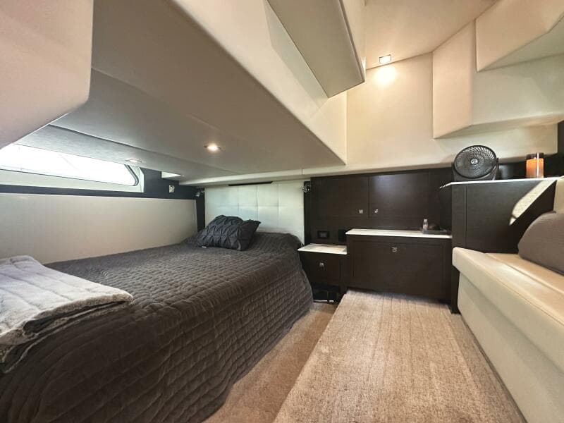 2017 Cruisers Yachts 390 Express Coupe