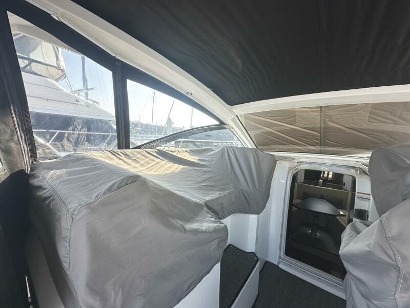 2017 Cruisers Yachts 390 Express Coupe
