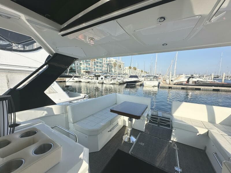 2017 Cruisers Yachts 390 Express Coupe