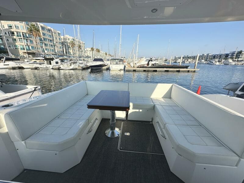 2017 Cruisers Yachts 390 Express Coupe