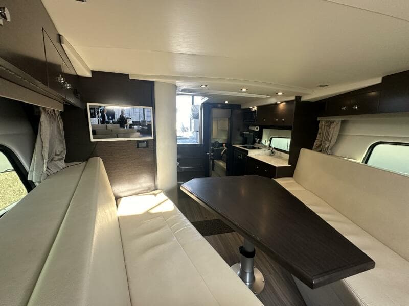 2017 Cruisers Yachts 390 Express Coupe