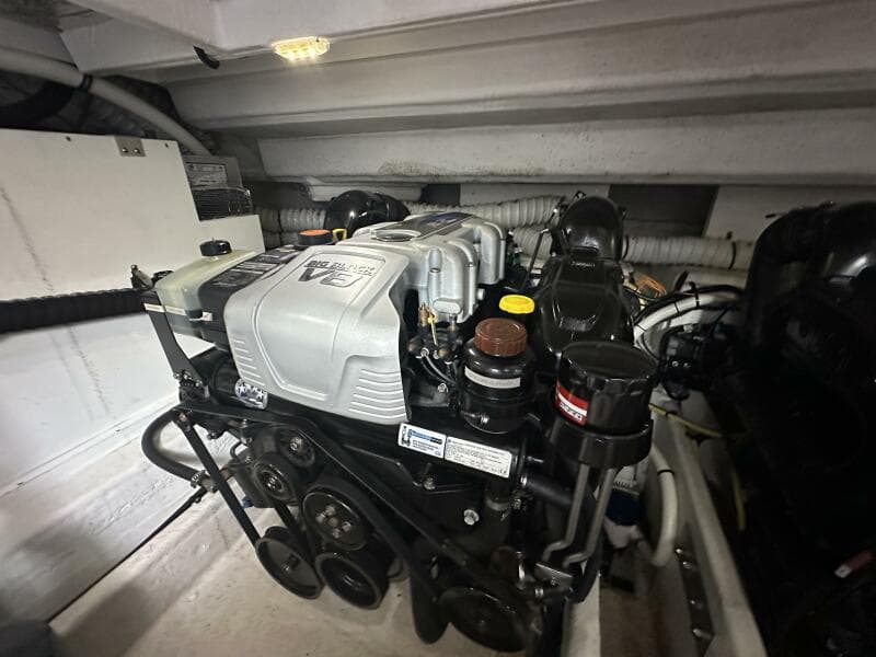 2017 Cruisers Yachts 390 Express Coupe