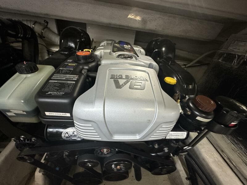 2017 Cruisers Yachts 390 Express Coupe