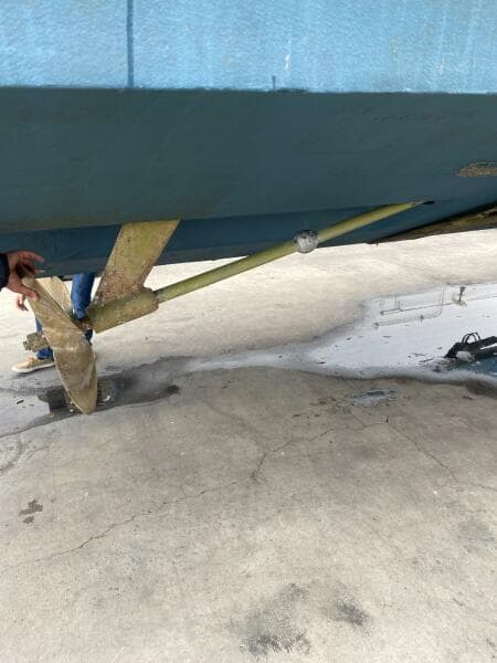 1993 Sea Ray 440 Sundancer propeller and hull on dry dock.