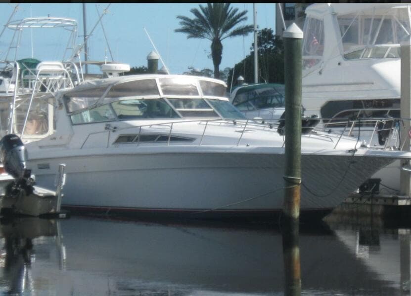 1993 Sea Ray 440 Sundancer yacht docked in marina, surrounded by other boats.