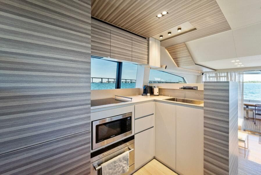2023 Ferretti Yachts 670