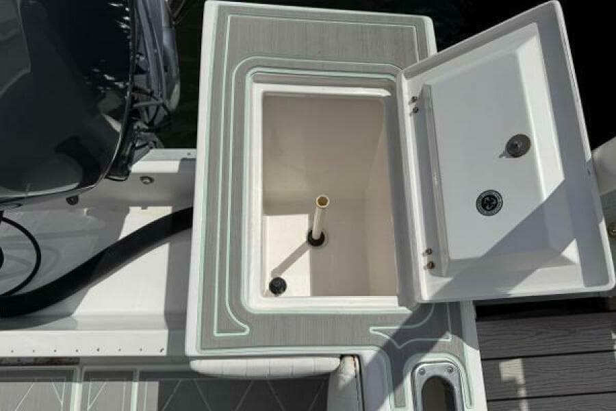 2005 Regulator 23 Center Console