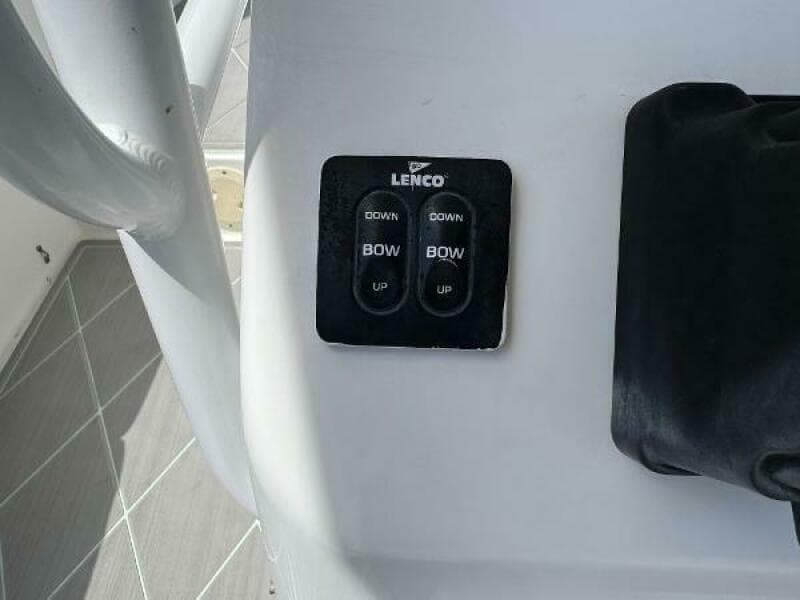 2005 Regulator 23 Center Console