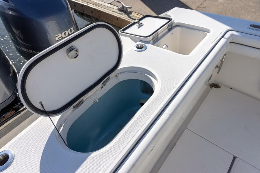 Open livewell on 2018 Jupiter 26 FS boat with dual 200 horsepower engines.