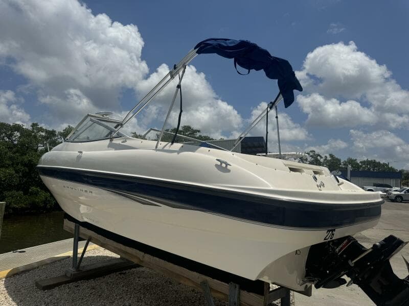 2003 Bayliner 212 Capri Cuddy Cabin