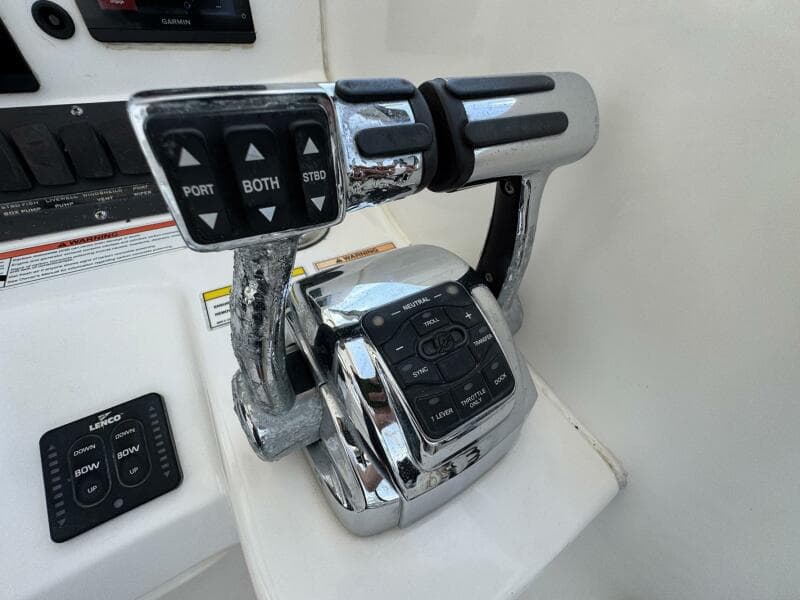 2011 Boston Whaler 305 Conquest