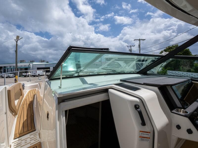 2021 Sea Ray 320 Sundancer