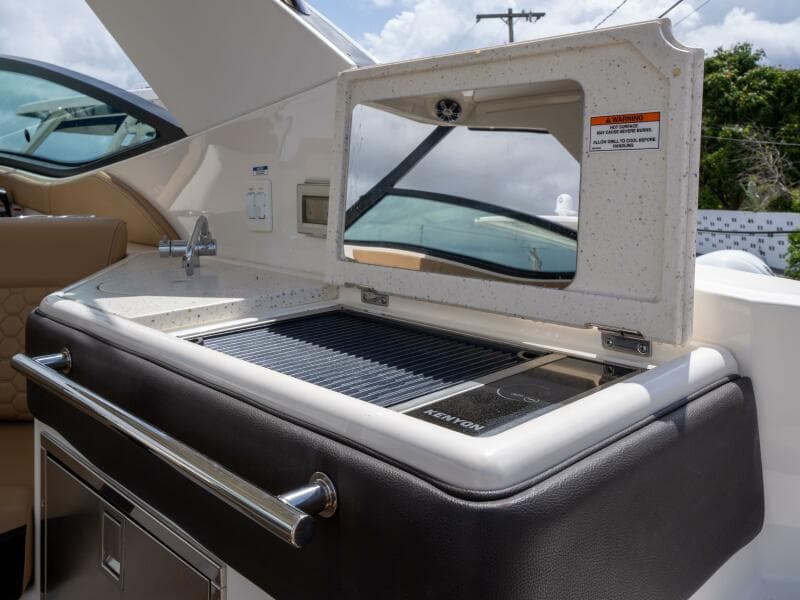 2021 Sea Ray 320 Sundancer