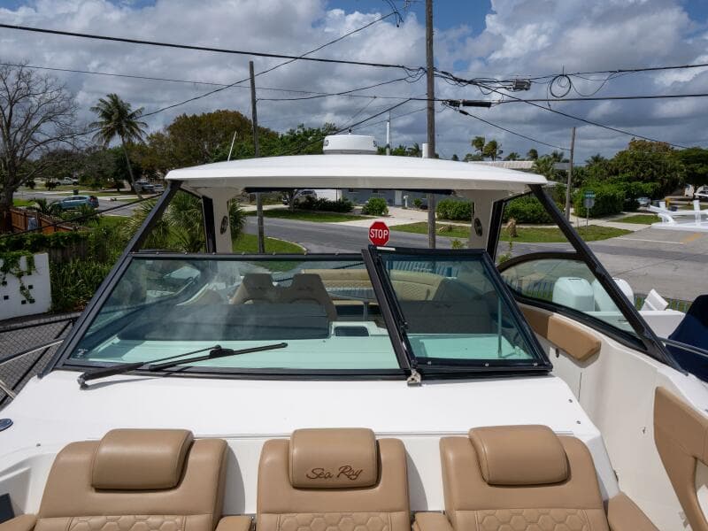 2021 Sea Ray 320 Sundancer