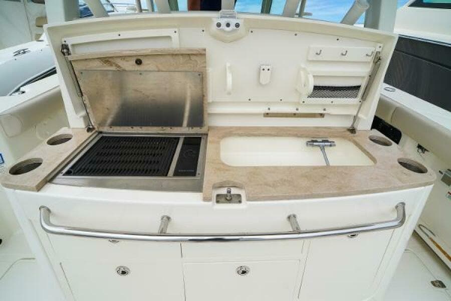 2018 Boston Whaler 380 Outrage