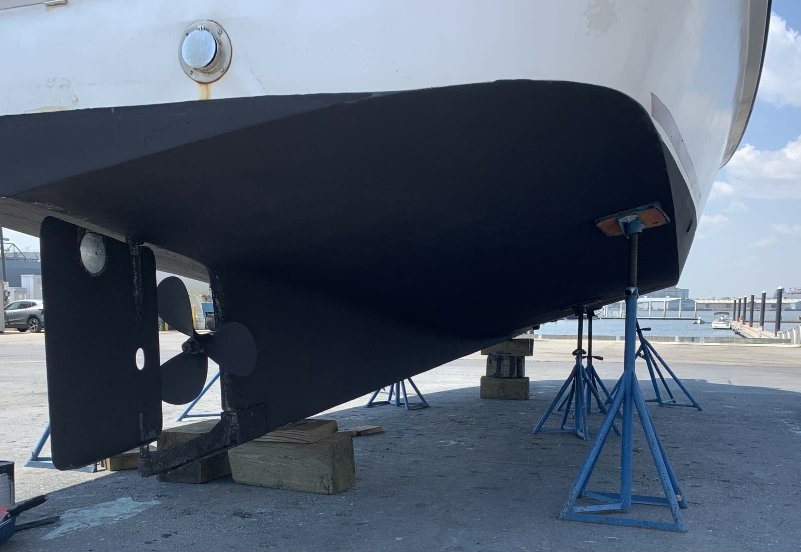 36' Kadey-Krogen hull bottom starboard aft