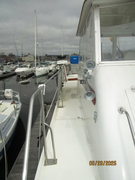 36' Kadey-Krogen starboard side deck
